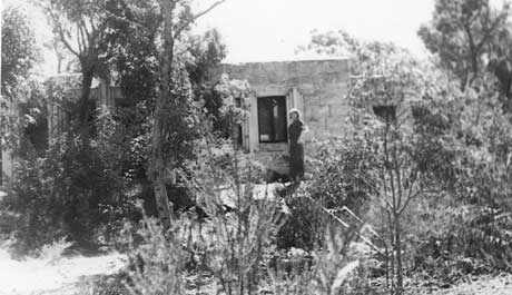 Wilson House in bushland setting of The Barbette, Castlecrag, 1930s. Photograph courtesy Deirdre and Ivor Morton
